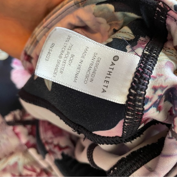 Athleta bundle of 2 leggings - size 1X - floral and tropical print 7/8 length - Picture 8 of 16
